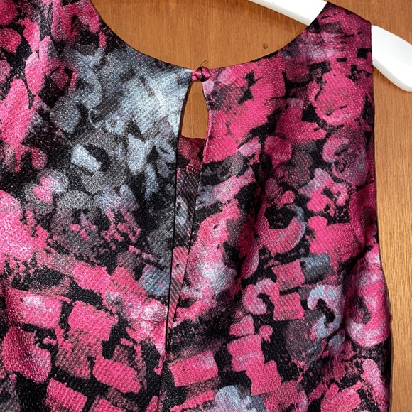 •NEW YORK & COMPANY•PINK/GRAY SHINY ABSTRACT RUFFLE COLLAR BLOUSE SIZE 6 - Picture 7 of 7